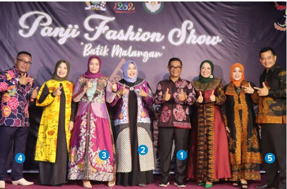 KOMPAK : 1) Ketua DPRD Kabupaten Malang Darmadi didampingi istri, 2) Ketua DWP Kabupaten Malang Hanni Andriany Wahyu Hidayat, 3) Pembina DWP Hanik Dwi Martya Didik Gatot Subroto, 4) Wakil ketua DPRD Miskat dan istri, serta 5) Sekretaris DPRD Bagus Sulisty