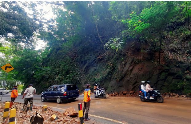TETAP WASPADA: Sejumlah petugas melakukan pengecekan lokasi yang mengalami longsor di kawasan Payung, Jalan Trunojoyo, Kelurahan Songgokerto, Kecamatan Batu.
