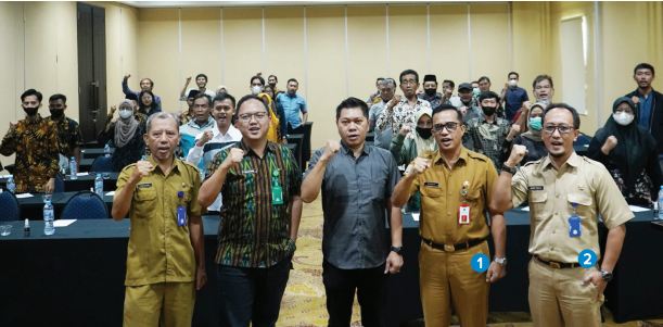 MATANGKAN SDM: 1) Kadiskominfo Kabupaten Malang Dr Ricky Meinardhy ST MT, 2) Kabid Informasi Diskominfo Johan Dwijo Saputro SSos, bersama jajaran dalam forum Bimtek KIM, beberapa waktu lalu
