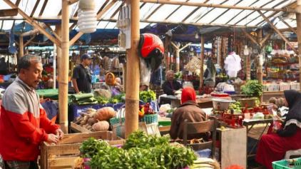 STOK STABIL: Aktivitas pedagang melayani pembeli di lokasi relokasi.