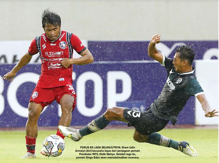 FOKUS KE LAGA SELANJUTNYA: Ilham Udin Armaiyn (kiri) berusaha lepas dari penjagaan pemain Persikabo 1973, Didik Wahyu. Setelah laga itu, pemain Singo Edan akan memaksimalkan recovery