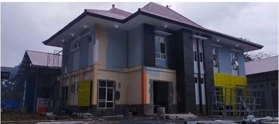 KAPAN SELESAINYA?: Kondisi bangunan gedung Balai Uji KIR Kota Batu yang belum selesai. Proyek gedung yang didanai APBD Kota Batu itu menelan anggaran Rp 3,8 miliar.