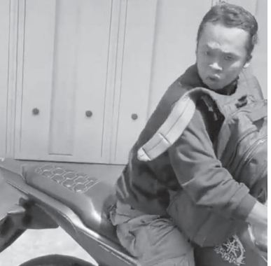 TAMPAK JELAS: Wajah pelaku perampokan di Kelurahan Dinoyo, Kecamatan Lowokwaru, terekam kamera ponsel milik warga pada Sabtu siang (18/12).