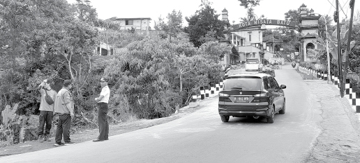 BUKA AKSES: Personel dari BPBD dan DPUPR Kota Batu memantau arus lalu lintas di jalur Batu-Karangploso (Kabupaten Malang), kemarin (23/12).