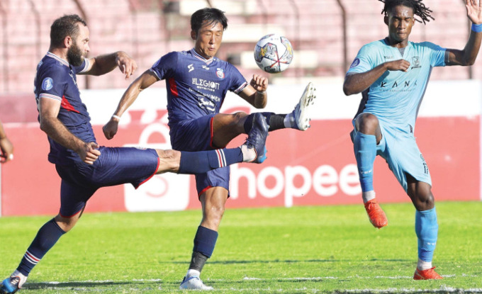 DITOLAK LAGI: Renshi Yamaguchi (tengah) dibayang-bayangi penggawa Madura United Lee Yoo-Joon. Laga lanjutan Liga 1 itu berlangsung di Stadion Sultan Agung, Bantul. -  RADAR MALANG