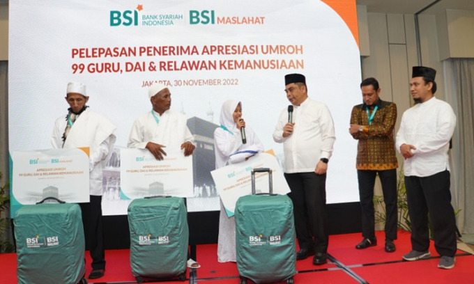 Direktur Sales & Distribution BSI Anton Sukarna melepas keberangkatan  120 orang guru- guru di pelosok, da’i dan relawan kemanusiaan yang berasal dari berbagai daerah di Indonesia. Progam ini diadakan BSI bersama BSI Maslahat untuk memberikan apresiasi ke