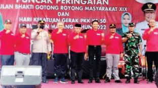 BERSINERGI: Bupati Malang H M. Sanusi (tengah) dan Sekda Kabupaten Malang Wahyu Hidayat (empat dari kanan) dan Kadis DPMD Eko Margianto (kiri) bersama Forkopimda di acara BBGRM di Desa Kebobang Kecamatan Wonosari, Minggu (18/12).