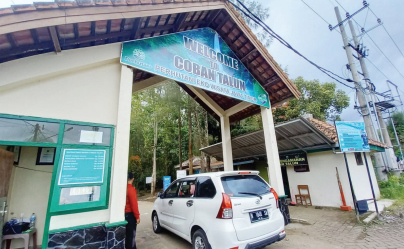 TAMPILAN LAWAS: Kendaraan wisatawan memasuki kawasan wisata Coban Talun, di Desa Tulungrejo, Kecamatan Bumiaji.