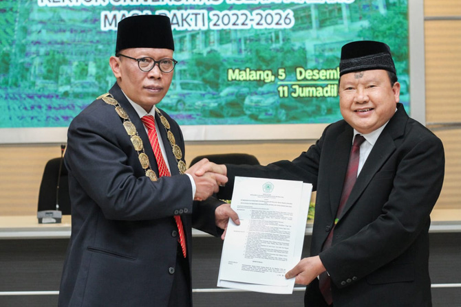 LEGALITAS: Dewan Pengurus Yayasan Ketua Umum Prof Dr H Yaqub Cikusin (kanan) memberikan SK rektor kepada Prof Dr Maskuri MSi