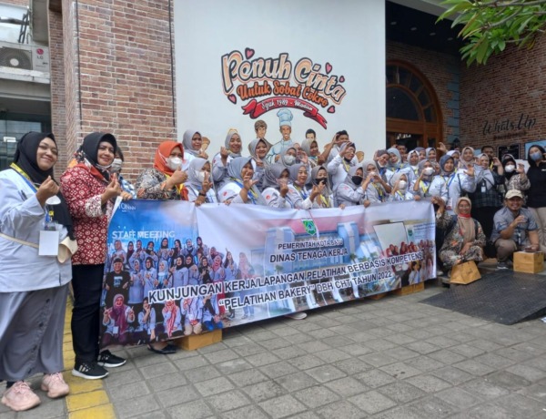 DISNAKER: Kabid Pelatihan dan Penempatan Tenaga Kerja Kota Batu, Retno Probowati mengadakan pelatihan dan pengembangan tenaga kerja guna mengembangkan ketrampilan para tenaga kerja (08/12/2022) lalu.