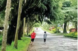 FASILITAS UMUM: Warga berolahraga di kawasan perumahan Villa Bukit Tidar kemarin (26/12).