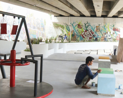 BERUBAH: Salah satu pekerja dari CV Rumarama masih mengebut pengerjaan taman di kolong flyover Kedungkandang kemarin siang (14/12)