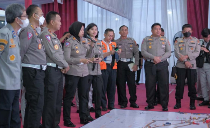 LAKUKAN SIMULASI: Koordinasi lintas stakeholder yang dilakukan Polres Malang untuk pemetaan wilayah Operasi Lilin jelang Nataru, Jumat (16/12).