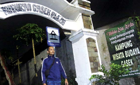 CIKAL BAKAL: Nama Gasek ditulis di gerbang menuju makam dan situs Candi Karang Besuki. Kawasan itu sedang dikembangkan sebagai tempat wisata sejarah.