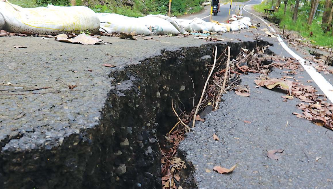 BERBAHAYA : Salah satu titik jalan provinsi dari Desa Sumbermanjing Wetan menuju arah Sendangbiru yang mengalami ambles ditandai karung berisi pasir.