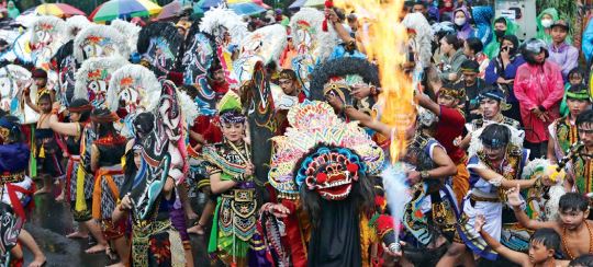 BUDAYA LOKAL: Atraksi dari seniman jaranan disaksikan masyarakat yang memadati area Alun-Alun Tugu, kemarin (11/12).