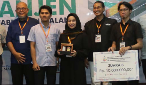 JELASKAN : Iskandar dan timnya memenangkan juara III Sayembara Aristektur  Penataan Koridor Jalan Kepanjen dengan desain berjudul Lumaku Tanpa Tilas.