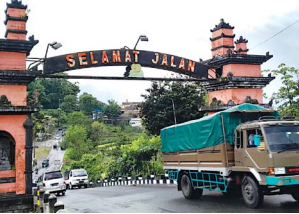 LANCAR: Sejumlah kendaraan roda empat melewati jalur Jurang  Susuh Desa Giripurno, Kecamatan Bumiaji, Senin (26/12).