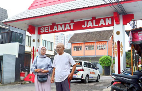 INGATAN KUAT: Suman Samuji, 83, bercerita tentang masa lalu kampung Bebekan di bawah gerbang RW 02 Kelurahan Pisangcandi, Kecamatan Sukun, kemarin (16/12).