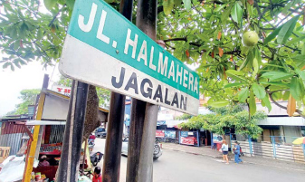 GANTI NAMA: Papan nama Jalan Halmahera di Kelurahan Sukoharjo, Kecamatan Klojen, tetap mencantumkan nama Jagalan.