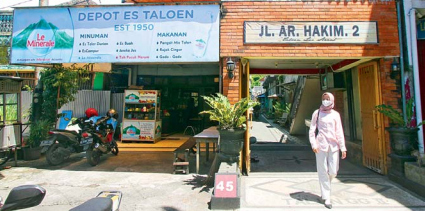 IKONIK: Depot Es Talun menjadi salah satu penanda kampung yang memiliki banyak  catatan sejarah di Kota Malang itu. Nama Kampung Talun tercatat dalam Prasasti Pamotoh.