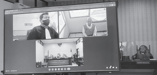 LANGSUNG MENERIMA: Wijono (tampak di monitor mengenakan baju tahanan) dihukum delapan bulan  penjara dan denda Rp 1 juta oleh hakim PN Kepanjen kemarin (15/12).
