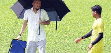 TETAP SUPPORT: Mantan Manajer Arema FC Muhammad Ali Rifki (kiri) saat mendampingi latihan penggawa Singo Edan, beberapa waktu lalu.