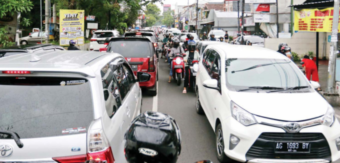 MACET: Sempat dijuluki jalur gaza, sepanjang jalan MT Haryono menguji kesabaran pengendara.