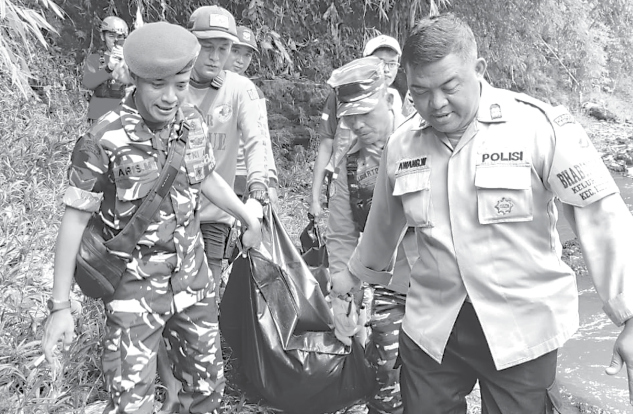 HILANG DUA HARI: Tim gabungan mengevakuasi jenazah Supriatna yang ditemukan mengambang di aliran Sungai Brantas, Jalan Wonorejo, Gang Kedongdong, Kecamatan Kedung kandang, kemarin (22/12).