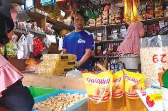 STOK TERBATAS: Penjual sembako di pasar relokasi menginformasikan langkanya stok minyak goreng bersubsidi.