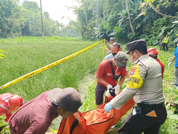 BUKAN KORBAN PEMBUNUHAN: Polisi dan warga mengevakuasi jenazah Wijayanto yang ditemukan di Kampung Sumberan, Desa Wajak, Kecamatan Wajak, Rabu (7/12).