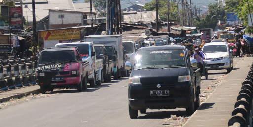 CEGAH PARKIR LIAR: Jembatan di sisi timur Pasar Induk Gadang (PIG) kerap dipadati kendaraan milik pedagang, kemarin. Dishub Kota Malang akan mencari titik parkir baru untuk menampung kendaraan pedagang.