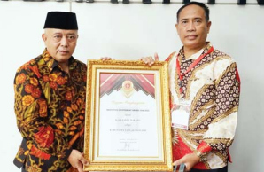 MENANG LAGI: Bupati Malang H M. Sanusi dan Kepala Balitbangda  M. Hidayat menunjukkan piagam yang diterima dari Kemendagri.