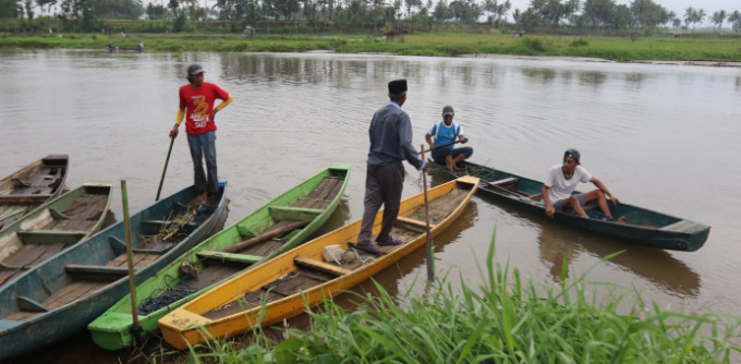 CARI KORBAN: Sejumlah warga bersama relawan mencari Saturi yang dilaporkan tenggelam di Sungai Lesti sejak Senin (12/12).