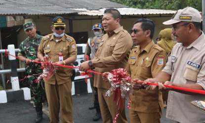 AKSES NYAMAN: Wakil Bupati Malang Didik Gatot Subroto meresmikan jembatan Mlaten,  Kedungpedaringan Kepanjen, kemarin (27/12).