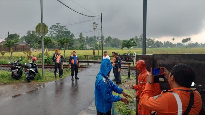 TUTUP SEMENTARA: Petugas dari Polsuska, Polsek Sumberpucung, dan Dinas Perhubungan Kabupaten Malang menutup perlintasan di Jalan Raya Dusun Kebonsari, Desa Ngebruk, Kecamatan Sumberpucung, dengan besi batang rel kemarin siang (6/12).