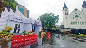 KAWASAN PRIORITAS: Pos pelayanan Natal 2022 dan Tahun Baru 2023 didirikan  Polresta Malang Kota di depan Gereja Katedral Jalan Ijen.