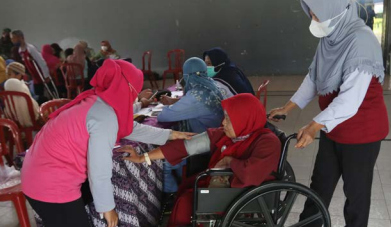 UNTUK WARGA: Penyandang disabilitas mendapatkan layanan kesehatan di gedung Cinde Wilis, Desa Pakisaji, Kecamatan Pakisaji kemarin (21/12)