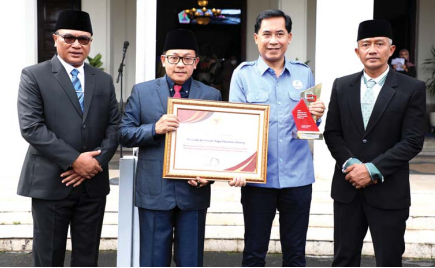 MEMBANGGAKAN: Wali Kota Malang Sutiaji (dua dari kiri) dan Dirut Perumda Tugu Tirta M. Nor Muhlas memamerkan penghargaan dari KemenPAN-RB kemarin (26/12).