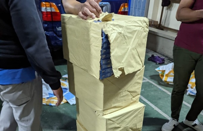 BARANG BUKTI: Sebanyak 7.800 bungkus rokok ilegal ditemukan tim Bea Cukai Tipe Madya Malang di Kecamatan Bululawang, Rabu malam (7/12).