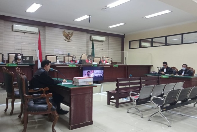BERLANJUT KE PEMBUKTIAN: Sidang pembacaan putusan sela oleh majelis hakim PN Tipikor Surabaya kemarin (6/12) menolak keberatan terdakwa atas dakwaan yang disusun jaksa penuntut umum.