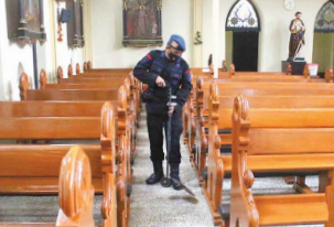 MASUK PRIORITAS: Sterilisasi dilakukan polisi di Gereja Hati Kudus Yesus Paroki  Kajoetangan, kemarin siang (24/12). Total ada 10 gereja yang kemarin disterilisasi.