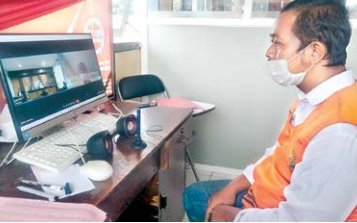 SADIS: Bayu Farid Junaedi mendengarkan pembacaan amar putusan secara daring dari Lapas Lowokwaru kemarin (5/12).