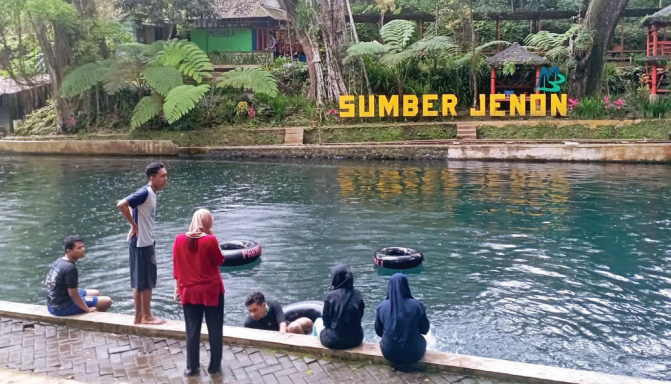 SEJUK: Pengunjung di Sumber Jenon Desa Gunung ronggo, Kecamatan Tajinan masih terlihat sepi hingga, Selasa (27/12).