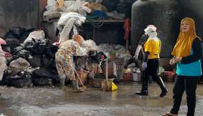 TAMBAH BANYAK: Pengolahan sampah di TPS3R Jalibar Berseri, Desa Oro-Oro Ombo, Kecamatan Batu, kemarin (29/12).