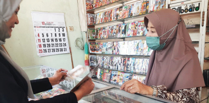 MASIH DIGEMARI: Kumpulan CD musisi dari berbagai era yang dicari sebagian penggemar terpajang di Toko Kaset Pertama.
