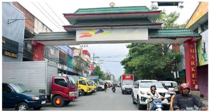 BERGAYA TIONGHOA: Bentuk gerbang di Jalan Kyai Tamin, Kecamatan Klojen mirip dengan desain lama. Foto kiri, gerbang di Jalan Halmahera (sekarang Jalan Pasar Besar) tahun 1940 kini sudah tidak ada. - Darmono/ Radar Malang
