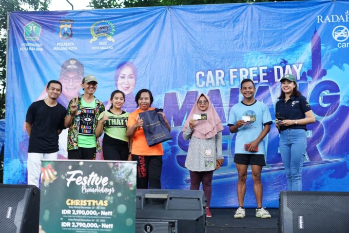 BAGI VOUCHER DISKON :  Golden Tulip bagikan voucher diskon kepada pengunjung Car Free Day yang beruntung hari ini (4/12) (RATIH MONIKA FOR RADAR MALANG)