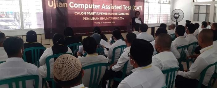 BANYAK PEMINATNYA: Peserta seleksi calon Panitia Pemilihan Kecamatan (PPK) menjalani Computer Assisted Test (CAT) di Laboratorium BKPSDM - BKPSDM - KPU FOR RADAR MALANG