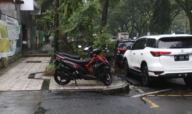PERLU DITERTIBKAN: Selain ruas jalan, trotoar Jalan Veteran juga kerap menjadi area parkir ilegal
